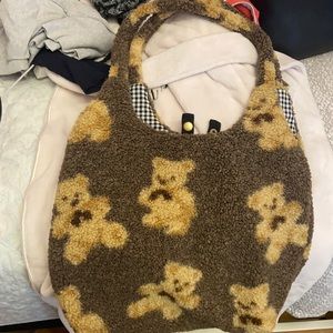 I’m selling this brand new fleece fur bag